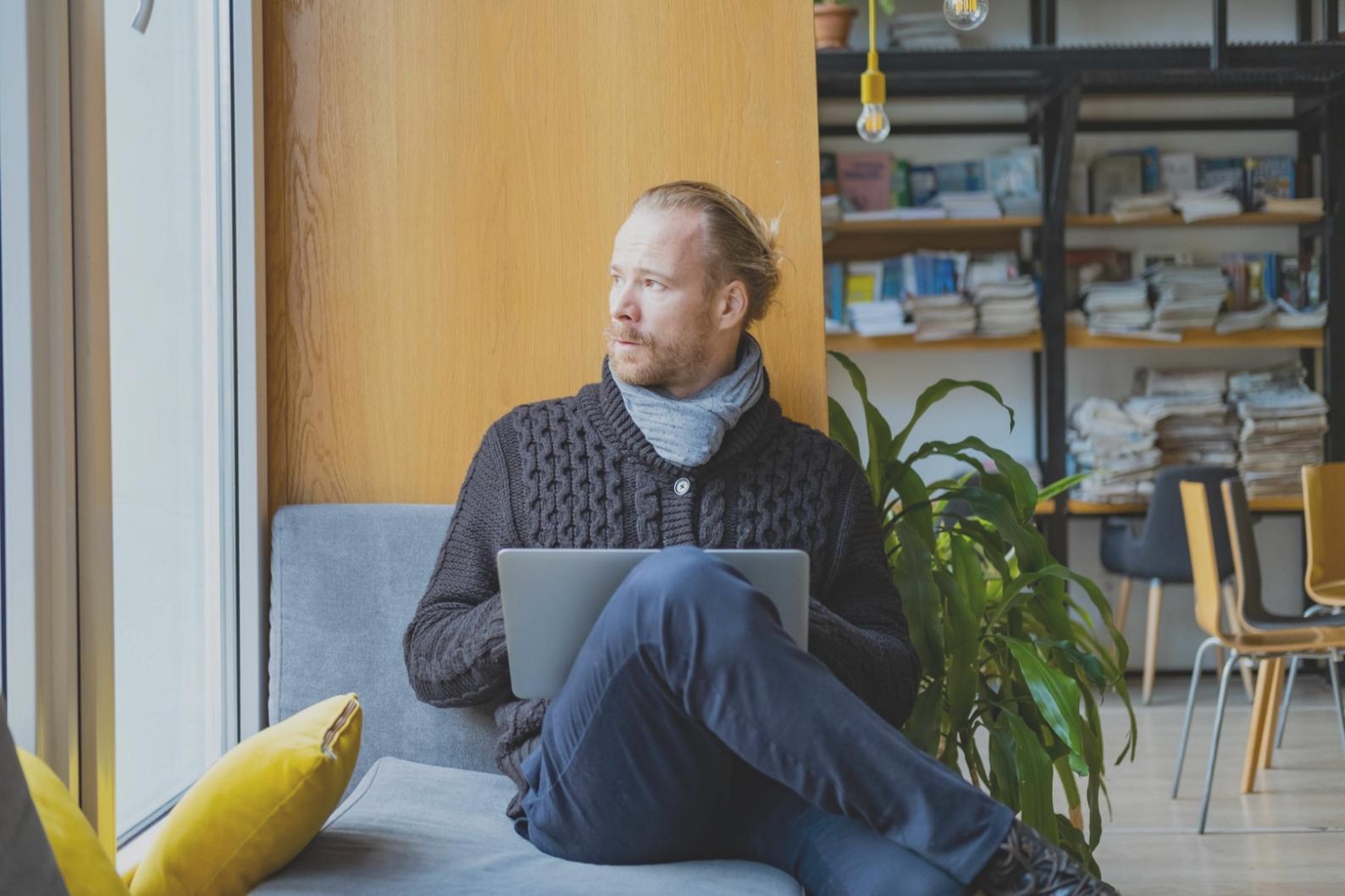 Étudiant travaillant sur un projet de montage vidéo